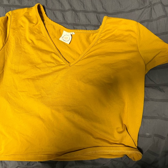 Mustard v-neck cropped t-shirt - Picture 2 of 2